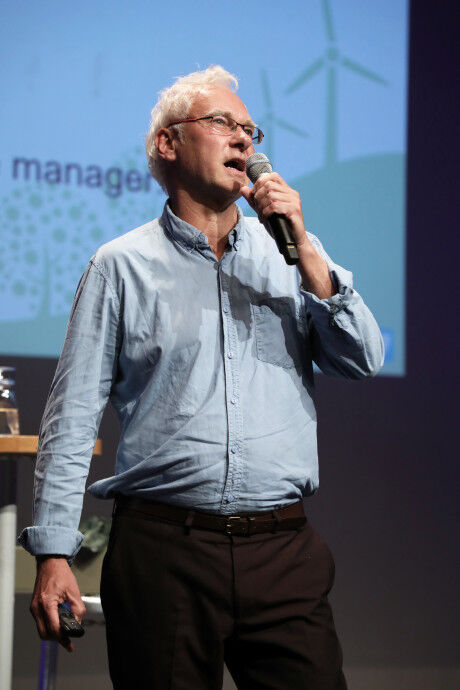 Bert Lagerweij met microfoon op het podium