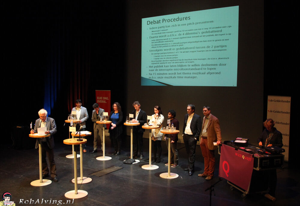 Bert Lagerweij leidt een verkiezingsdebat